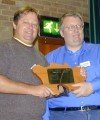 Peter, G4MJS presenteando Peter, PY5CC com o 2001 Jersey Trophy! 