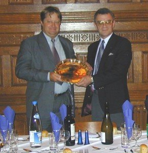 Don G3BJ, Presidente da RSGB presenteia o troféu "Harold Rose" para Peter, PY5CC